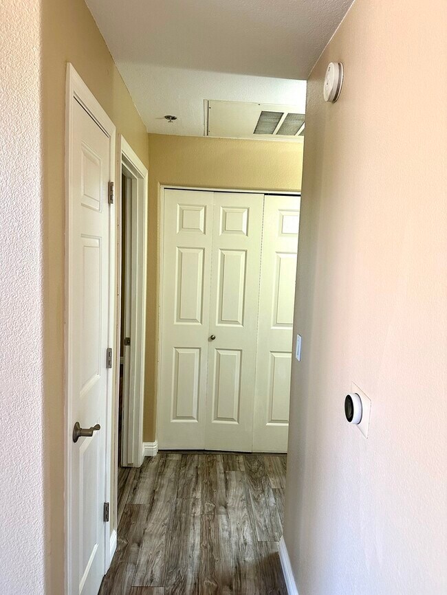 Building Photo - Stunning and spacious Portofino condo at Lakewood.