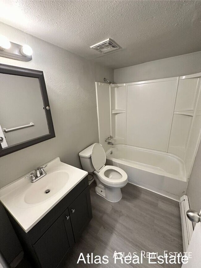Building Photo - In Unit Washer/Dryer?! Private Patio?!