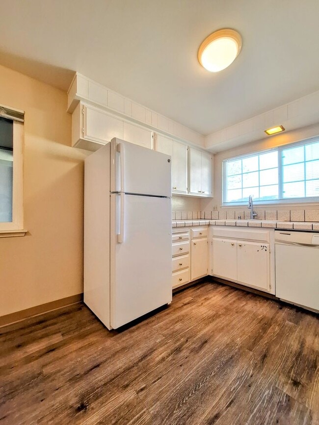 Building Photo - Charming 2bd Duplex With Private Yard & Garage