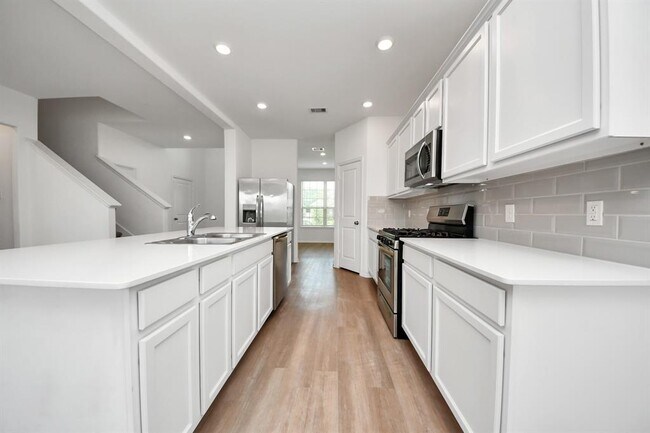 Building Photo - 24063 Hawthorn Lks Dr