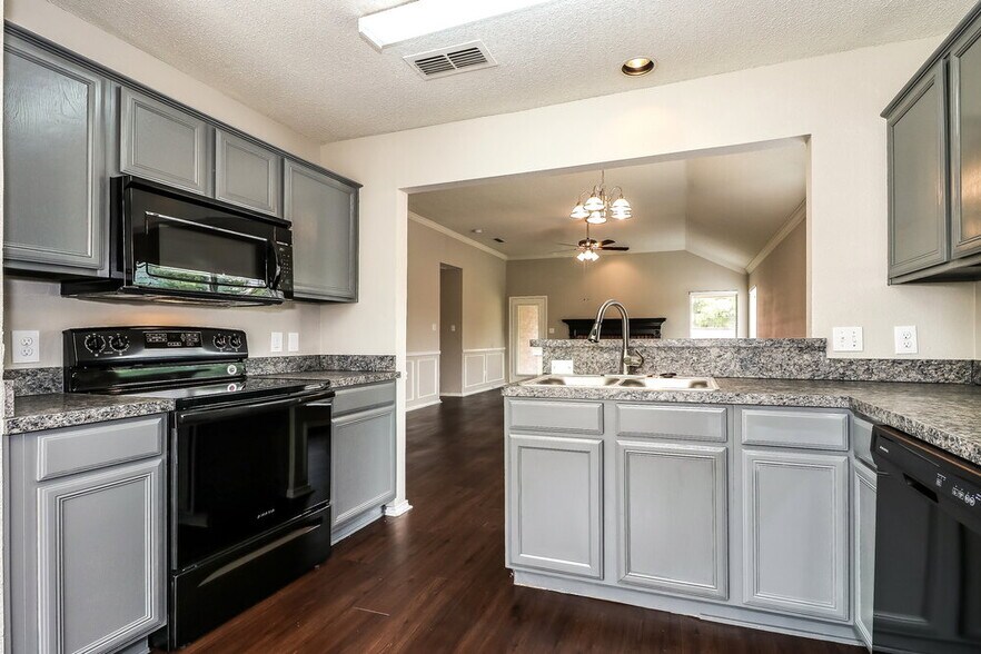 Building Photo - 2844 Claremont Dr