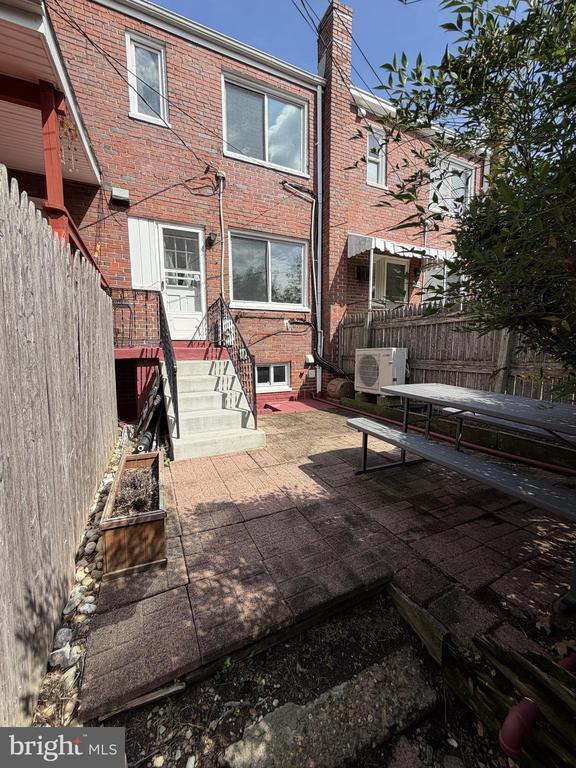 Building Photo - 422 Earl St