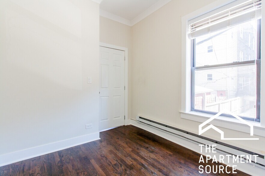 Building Photo - 917 W Waveland Ave