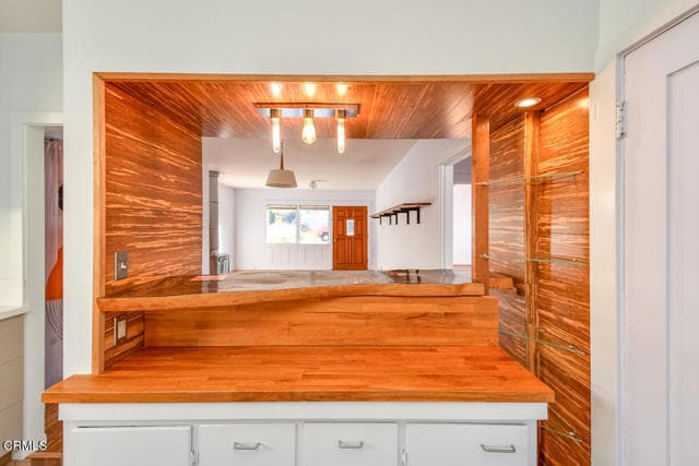 Building Photo - 5259 Aldama St