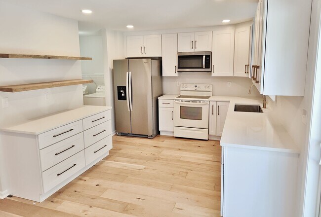 Building Photo - 3 Bed / 2-1/2 Bath Single Family Home