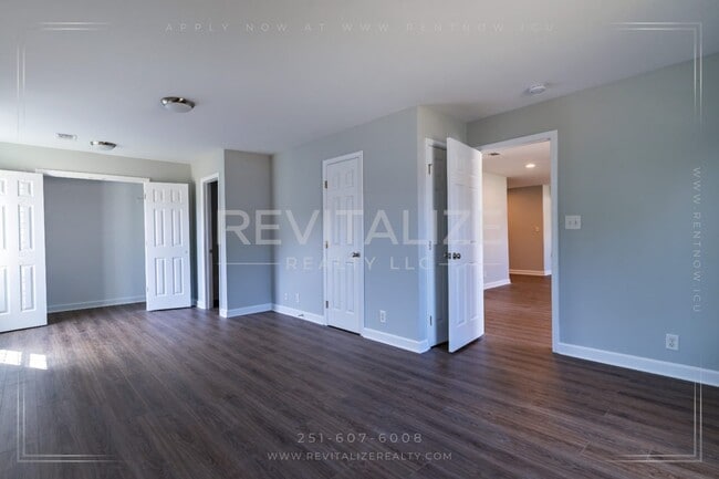 Building Photo - **NO SECURITY DEPOSIT** 5 Bedroom Home in ...