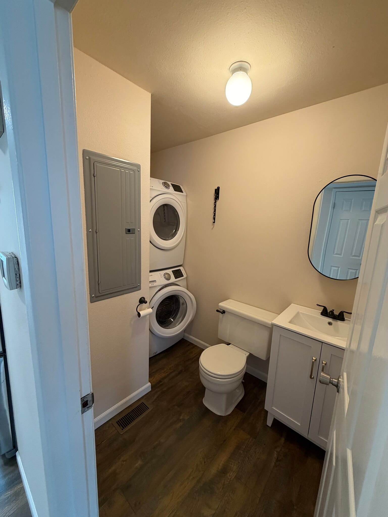 1/2 bath - 2095 S Kent Des Moines Rd