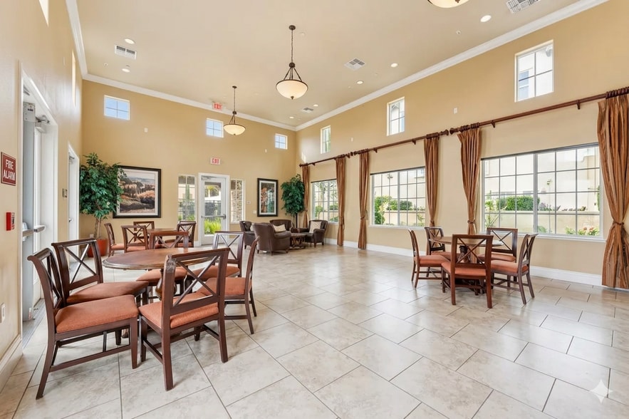 Club House - 3335 Central Pky