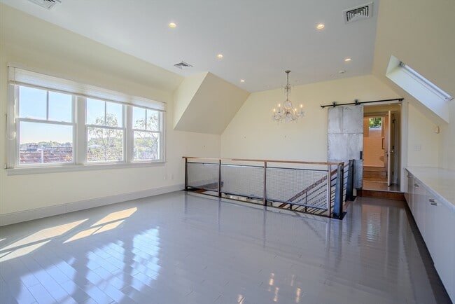 Building Photo - 6R Breakwater Ave