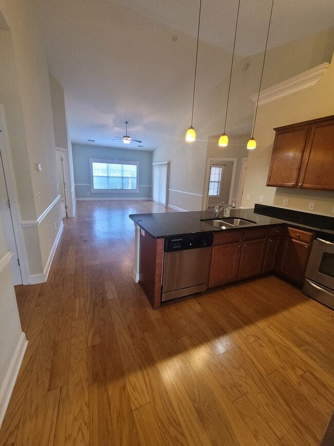 Building Photo - This 3 bedroom 2.5 bath brick townhouse with one car garage is located in Westgate Shoreline subd...