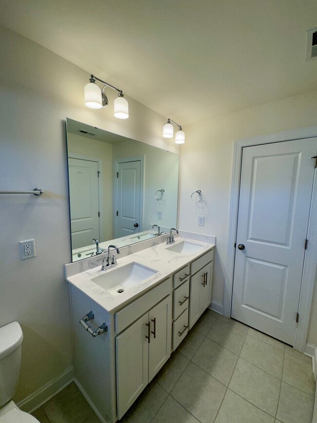 Building Photo - Beautiful Belmont Townhome Located in Laur...