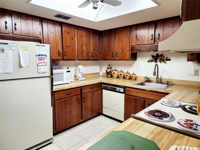 Building Photo - 552 Fairways Dr
