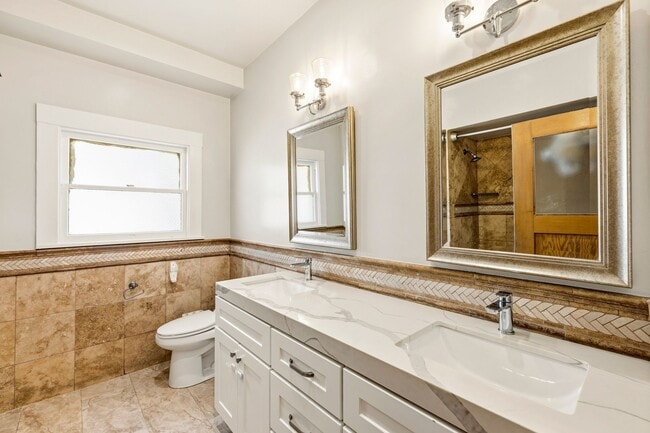 Building Photo - Classic 3bed/2bath Home Near Lake Merritt with Fresh Updates