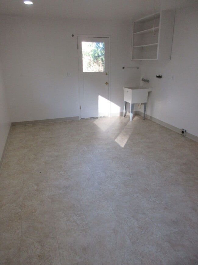 Building Photo - Three Bedroom Home in South Salem