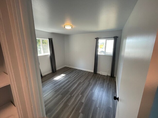 Building Photo - 494
