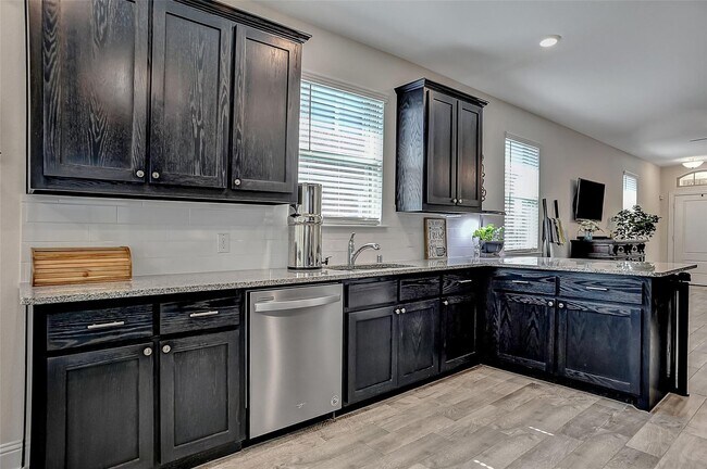 Building Photo - 3 Bed rooms and 2 baths, large master closet. Vinyl garage floor coating is just one of the many ...