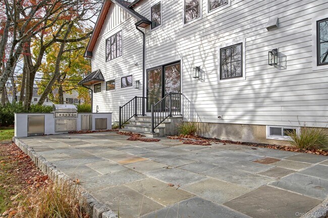 Building Photo - 2 Myrtledale Rd