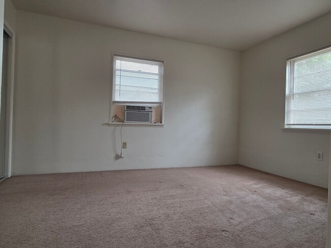 Building Photo - Charming 1-Bedroom Retreat!