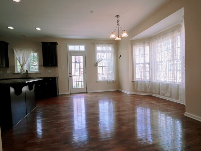 Building Photo - 4BR Corner Townhome in West Broad Village