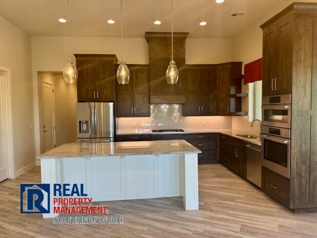 Building Photo - 4 Bedroom home on elevated Bloomington lot...