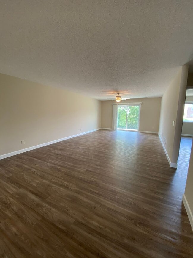 Building Photo - Updated 2 Bedroom Town Home