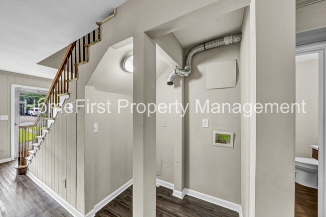 Building Photo - 105 Meadowlark Dr