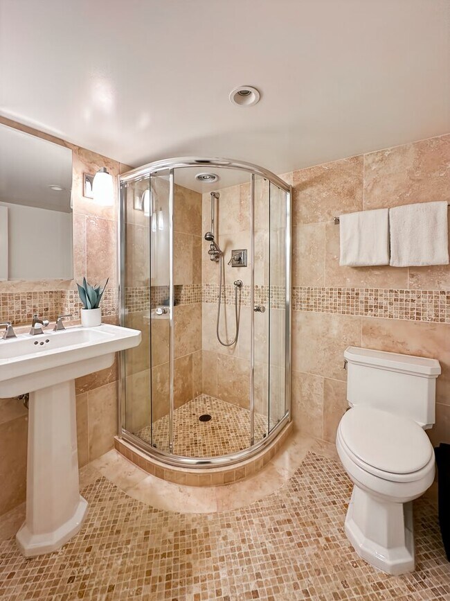 Building Photo - Beautiful 4BR+/3.5BA Edwardian Single-Fami...