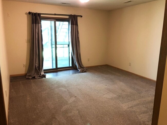 Building Photo - $3,050 |5 Bedroom 3 Bath |Fenced Backyard| Deck| Laundry| Basement