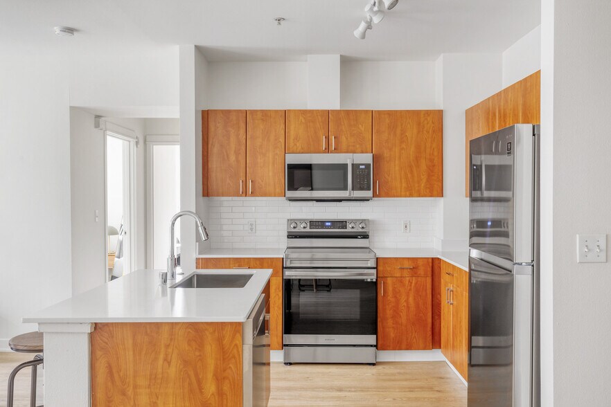 Building Photo - 11000 NE 10th St