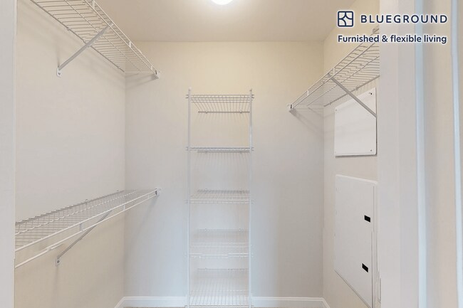 Building Photo - 40 Riverpath Dr
