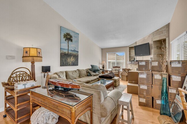 Building Photo - INCREDIBLE LOCATION... END OF CUL DE SAC WITH OVER 100 FEET ON WATER... MARVELOUS DOCK AND DECK W...