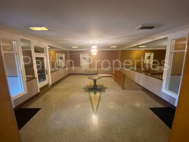 Building Photo - Five Points/ Wales Garden Condo