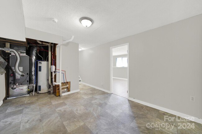 Building Photo - 6230 Holly Knoll Dr