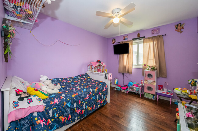 Building Photo - 810 Oakton Ave