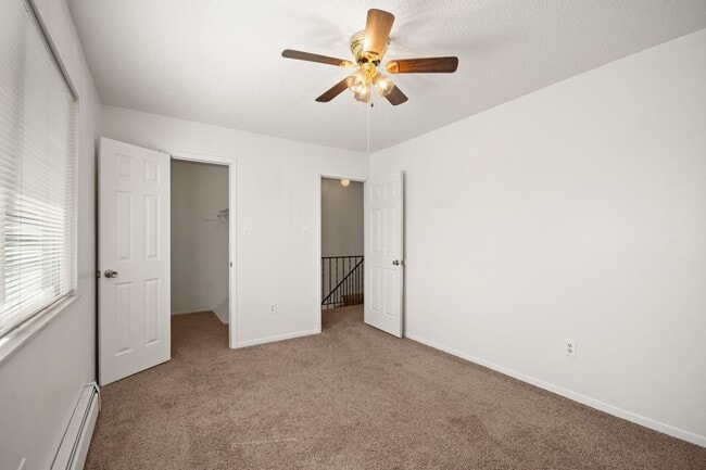 Building Photo - Bright Townhome in Lakewood!