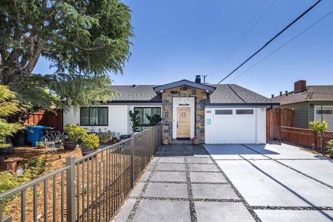 Building Photo - 1009 S Norfolk St