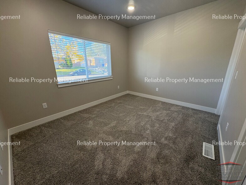 Building Photo - 1666 Ammon St