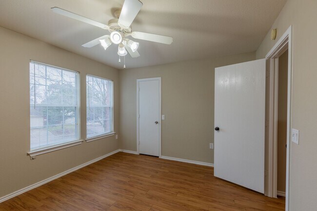 Building Photo - Charming 3BR/2.5BA Home with Spacious Back...