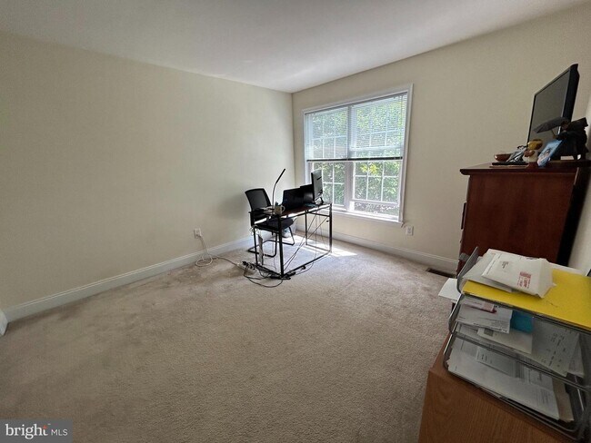 Building Photo - 2387 Dorchester St W