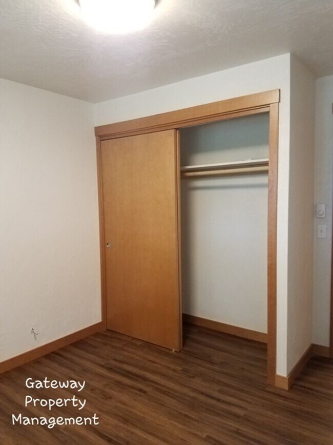 Building Photo - 3 Bedroom in town with a view!
