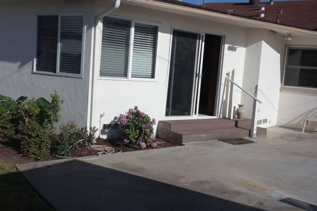 Building Photo - Lovely College Area Home