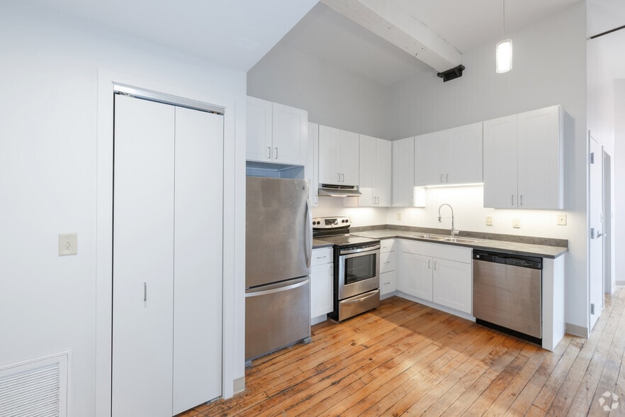 A4 1BR, 1BA - 586SF - Kitchen - 95 Lofts