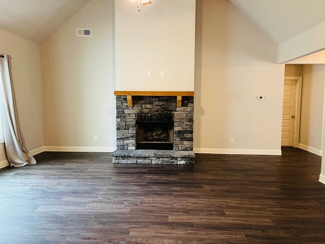 Building Photo - ***MOVE IN SPECIAL*** Wow! Perfect 4 bedro...