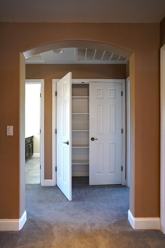 Building Photo - 1074 Vineyard Dr