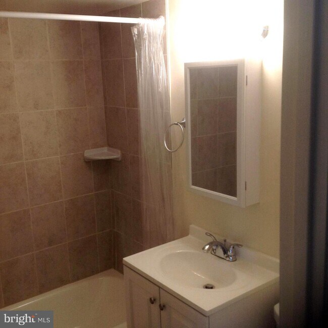 Building Photo - 2025 N Lincoln St