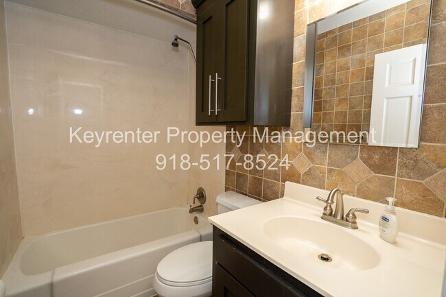Building Photo - Charming And Cozy 2 Bedroom Home