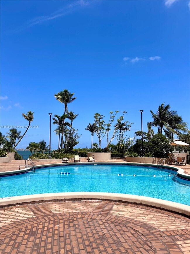 Building Photo - 520 Brickell Key Dr
