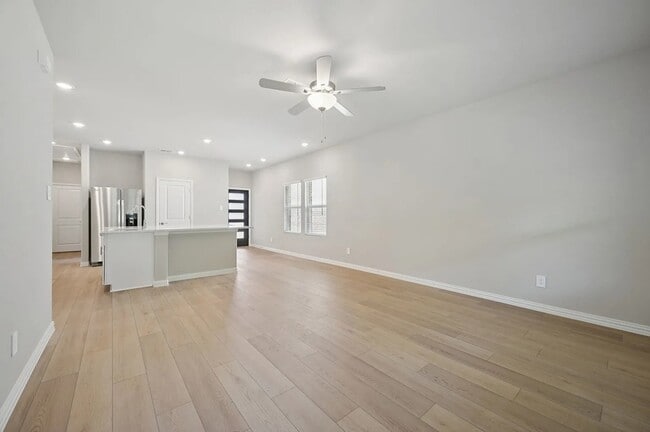 Building Photo - 524 Clover Crk Dr