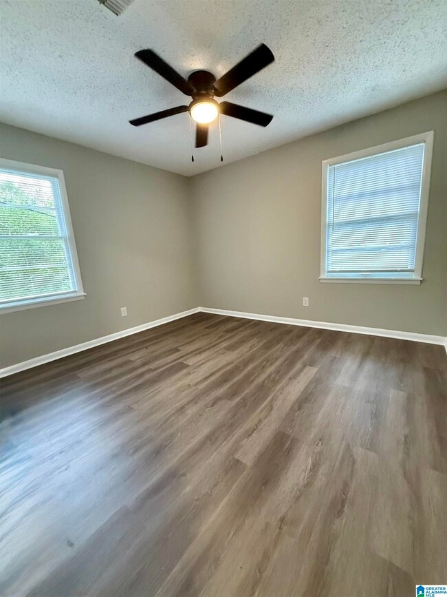 Building Photo - 205 Lake Dr Cir NE