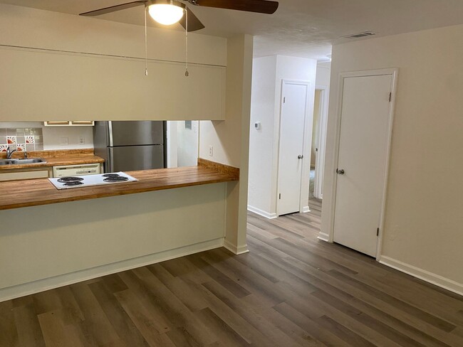 Building Photo - Recently Remodeled 2 Bedroom 1 Bathroom Du...